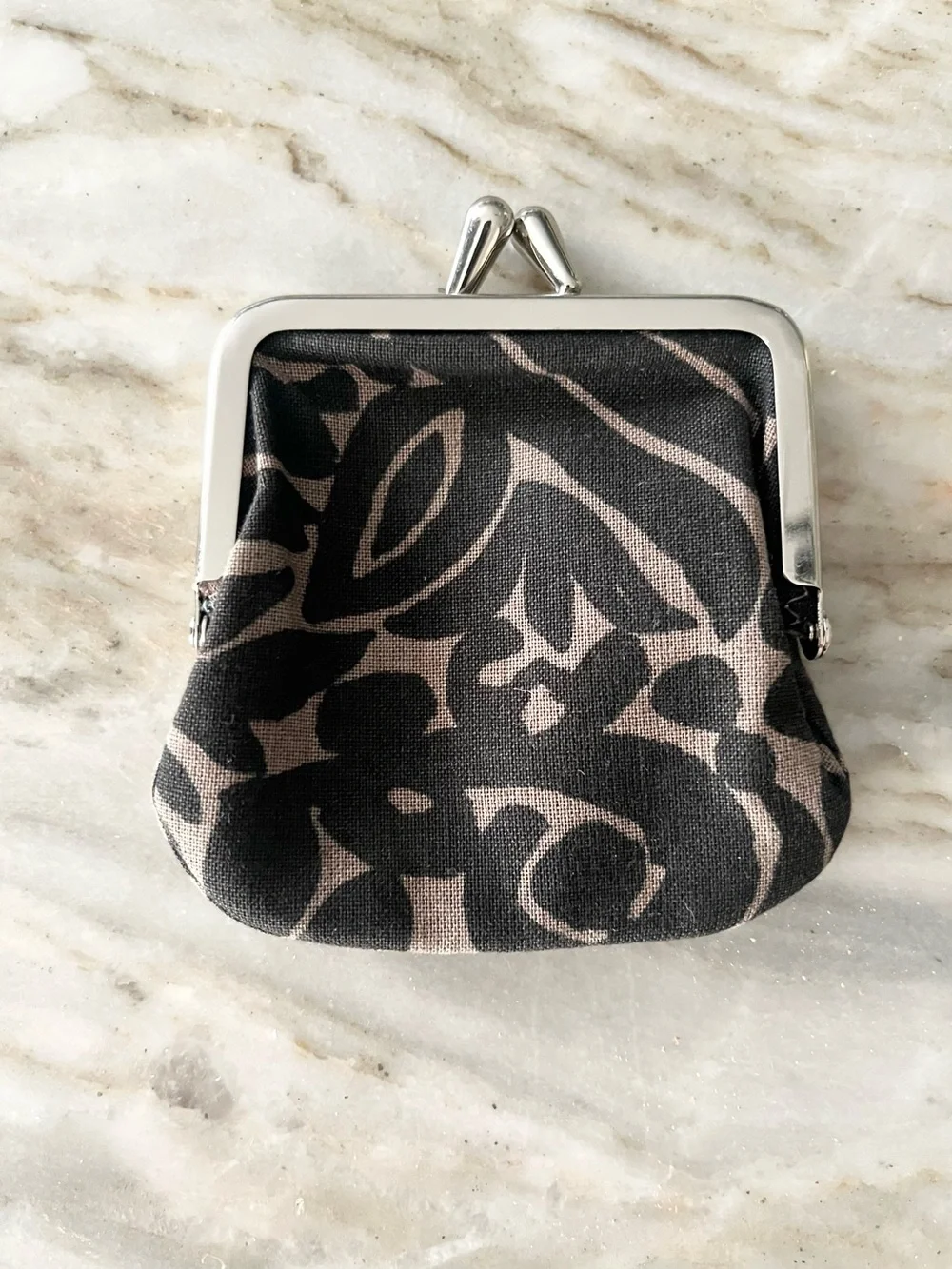 Marimekko Pieni Kukkaro Mini Coin Purse Black Grey Floral Canvas Kiss Lock Pouch